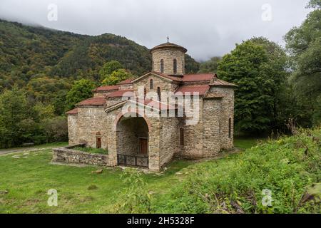 Un vieux temple abandonné dans le Caucase.Karachay-Cherkessia, Arkhyz.Le temple du 10ème-13ème siècle. Banque D'Images