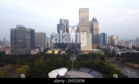 Photo aérienne de drone du centre-ville de Suzhou avec les gratte-ciels et le célèbre bâtiment de la porte de l'est dans la soirée Banque D'Images