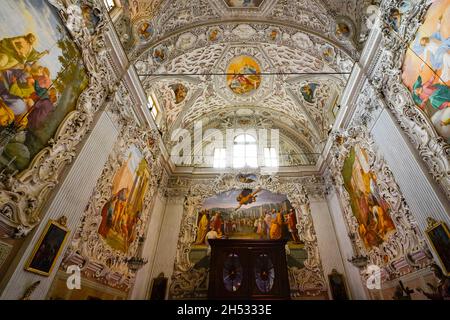 A l'intérieur de l'église confrérie de la Sainte Trinité (Chiesa SS Trinitá() par Corso Cottolengo dans la vieille ville de Bra, province de Cuneo, région du Piémont, n Banque D'Images