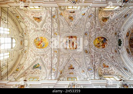 Intérieur de l'église de la Sainte Trinité (Chiesa SS Trinitá() par Corso Cottolengo dans la vieille ville de Bra, province de Cuneo, région du Piémont, n Banque D'Images