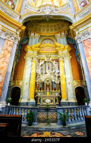 L'intérieur de Santa Chiara est une église catholique romaine située sur la via Barbacana dans la ville de Bra, province de Cuneo, région du Piémont, au nord de l'Italie Banque D'Images