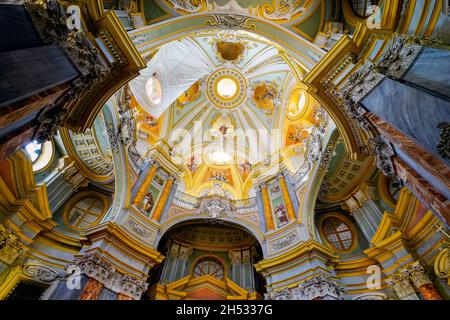 L'intérieur de Santa Chiara est une église catholique romaine située sur la via Barbacana dans la ville de Bra, province de Cuneo, région du Piémont, au nord de l'Italie Banque D'Images