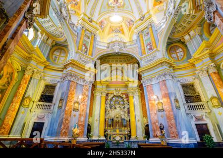 L'intérieur de Santa Chiara est une église catholique romaine située sur la via Barbacana dans la ville de Bra, province de Cuneo, région du Piémont, au nord de l'Italie Banque D'Images