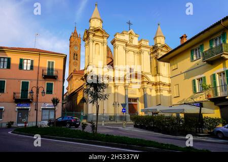 Voir l'église paroissiale de Saint Jean-Baptiste dans la vieille ville de Bra, province de Cuneo, région du Piémont, nord de l'Italie. Banque D'Images