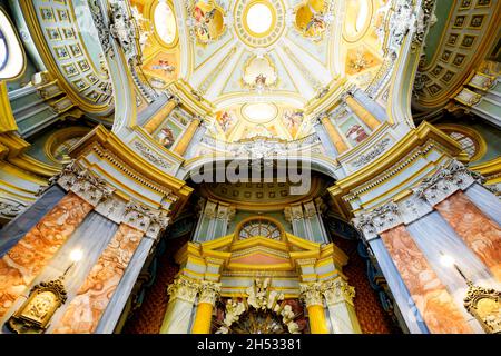 L'intérieur de Santa Chiara est une église catholique romaine située sur la via Barbacana dans la ville de Bra, province de Cuneo, région du Piémont, au nord de l'Italie Banque D'Images