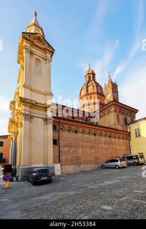 Voir l'église paroissiale de Saint Jean-Baptiste dans la vieille ville de Bra, province de Cuneo, région du Piémont, nord de l'Italie. Banque D'Images