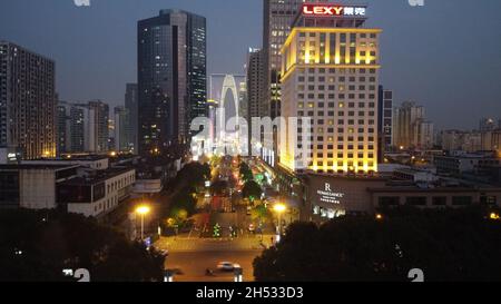 Photo aérienne de drone du centre-ville de Suzhou avec les gratte-ciels et le célèbre bâtiment de la porte de l'est la nuit Banque D'Images