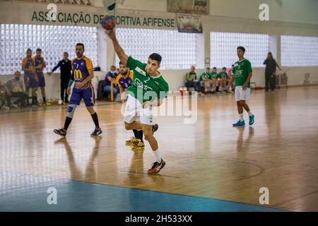 Viana do Castelo, Portugal - 30 octobre 2021: A.D. Aficense joueur en action contre Manabola, compte de jeu pour la 3ème division nationale de Handball. Banque D'Images