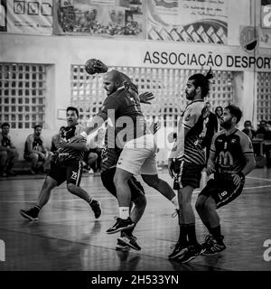 Viana do Castelo, Portugal - 30 octobre 2021: A.D. Aficense joueur en action contre Manabola, compte de jeu pour la 3ème division nationale de Handball. Banque D'Images