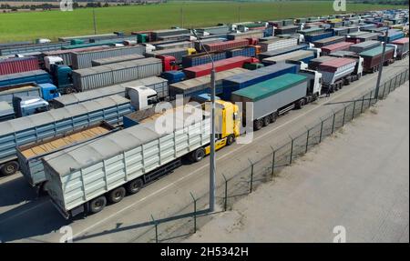 Il y a beaucoup de camions avec remorques dans le parking.File d'attente de déchargement au port. Banque D'Images