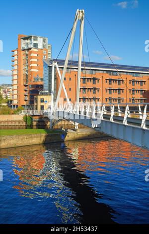 Royaume-Uni, West Yorkshire, Leeds, Knights Way Bridge traversant l'aire et Calder navigation. Banque D'Images