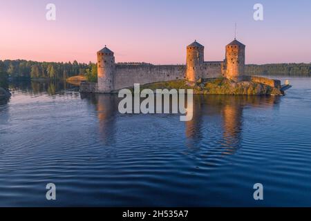 Vue sur l'ancienne forteresse Olavinlinna le matin de juillet (tiré d'un quadricoptère).Savonlinna, Finlande Banque D'Images