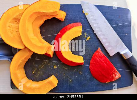 Tranches de citrouille avec un couteau et une planche à découper - vue du dessus Banque D'Images