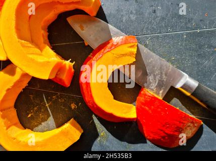 Tranches de citrouille avec un couteau et une planche à découper - vue du dessus Banque D'Images