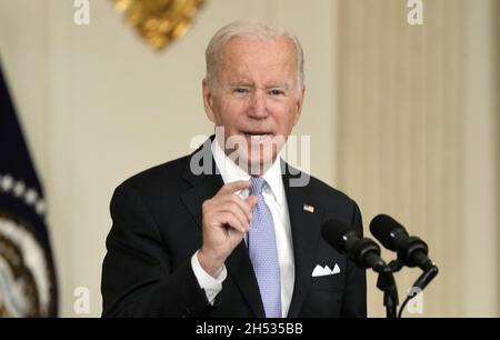 Washington DC, États-Unis.06e novembre 2021.Le président des États-Unis Joe Biden fait des remarques à la suite de l'adoption de H R 3684 par la Chambre des États-Unis, du projet de loi bipartisan sur les infrastructures et de la règle qui permettra l'adoption de H Res 774, le Build Back Better Act dans la salle à manger de l'État de la Maison Blanche à Washington,DC le samedi 6 novembre 2021.Photo de Chris Kleponis/UPI crédit: UPI/Alay Live News Banque D'Images