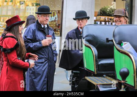 Regent Street, Londres, Royaume-Uni.6 novembre 2021.Dans la zone des voitures des vétérans, environ une centaine des voitures pionnières pré-1905 « sans horseless » se préparant pour le 125e anniversaire de RM Sotheby's London to Brighton Veteran car Run sont en spectacle pour tous à admirer.De nombreux propriétaires arborent des vêtements captivants des époques victorienne et édouardienne.Regent Street accueille une fois de plus le Regent Street Motor Show avec des expositions de voitures de générations passées, présentes et futures.Credit: Imagetraceur/Alamy Live News Banque D'Images