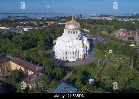 Cathédrale navale de Saint-Nicolas dans un paysage urbain d'été le jour d'août (photographie aérienne).Kronstadt, Saint-Pétersbourg.Russie Banque D'Images