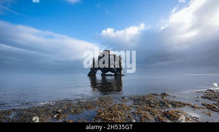 Basalte stack Hvitserkur sur la péninsule de Vatnsnes sous les nuages, Islande Banque D'Images