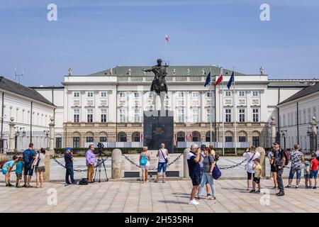 Palais présidentiel de style classique avec statue de Jozef Poniatowski sur la rue Krakowskie Przedmiescie à Varsovie, capitale de la Pologne Banque D'Images