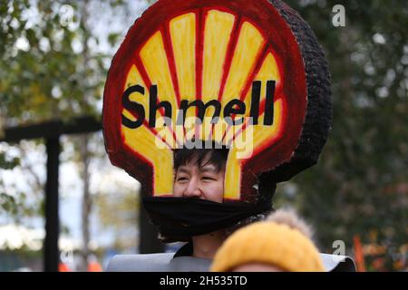 Manifestation sur le changement climatique, Birmingham, Royaume-Uni.06e novembre 2021.Des centaines de manifestants se sont rassemblés dans le centre-ville de Birmingham pour exprimer leur frustration face à l'absence de réels progrès lors des pourparlers de la COP26.Un homme porte un symbole de carburant Shell renommé Shmell.Crédit : Peter Lophan/Alay Live News Banque D'Images