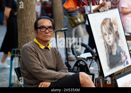 Paris, France - juillet 2019 : peintre de Montmartre en attente de clients sur la place du Tertre, à quelques rues de la basilique de Montmartre Banque D'Images