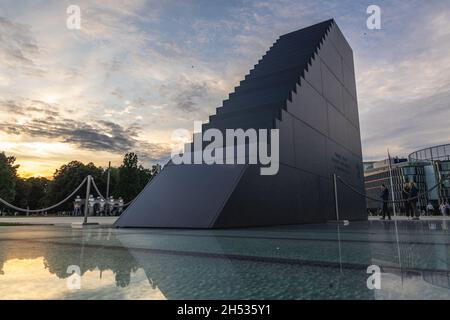 Monument aux victimes de la tragédie de Smolensk 2010 situé sur la place Pilsudski à Varsovie, capitale de la Pologne Banque D'Images