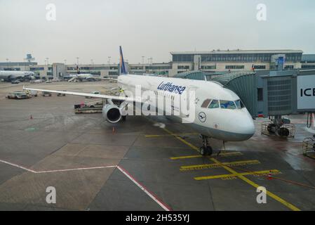 FRANCFORT AM MAIN, ALLEMAGNE - 31 DÉCEMBRE 2014 : avion Airbas A321 de Lufthansa Airlines sur l'aéroport de Francfort-sur-le-main sur un ciel nuageux décembre après Banque D'Images