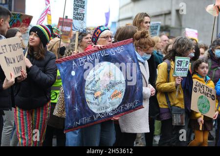 Manifestation sur le changement climatique, Birmingham, Royaume-Uni.06e novembre 2021.Des centaines de manifestants se sont rassemblés dans le centre-ville de Birmingham pour exprimer leur frustration face à l'absence de réels progrès lors des pourparlers de la COP26.Crédit : Peter Lophan/Alay Live News Banque D'Images