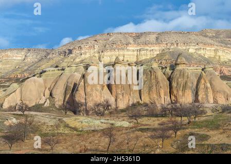 Montagnes de Cappadoce le jour de janvier ensoleillé.Turquie Banque D'Images