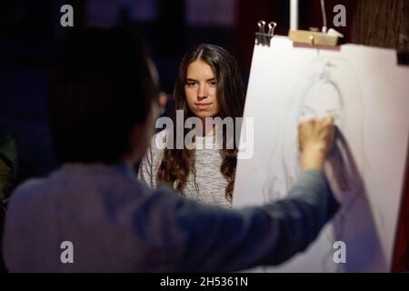 Paris, France - juillet 2019 : peintre de Montmartre dessinant le portrait d'une belle femme sur la place du Tertre, à quelques rues de Montmartre' Banque D'Images