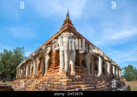 Sculptures d'éléphant restaurées à la base de l'ancien stupa du temple bouddhiste de Wat Sorasak par un jour ensoleillé.Sukhotai, Thaïlande Banque D'Images