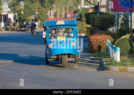 SUKHOTAY, THAÏLANDE - 26 DÉCEMBRE 2018 : pilote de femme âgée sur un tuk-tuk rétro.Taxi de la vieille ville Banque D'Images