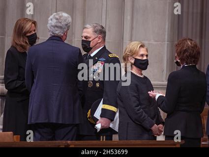 Le général de l'armée des États-Unis Mark A. Milley, président des chefs d'état-major interarmées et ancienne secrétaire d'État américaine Hillary Rodham Clinton, s'entretient avec d'autres invités lorsqu'ils arrivent pour les funérailles de l'ancien secrétaire d'État américain Colin L. Powell à la cathédrale nationale de Washington, à Washington.DC le vendredi 5 novembre 2021.Crédit : Ron Sachs/CNP Banque D'Images