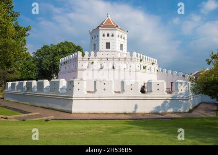 Fort de la vieille ville de Phra Sumen gros plan par une journée ensoleillée.Bangkok, Thaïlande Banque D'Images