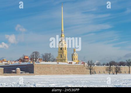 Février jour ensoleillé aux murs de la forteresse Pierre et Paul.Saint-Pétersbourg, Russie Banque D'Images