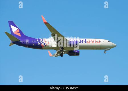 SAINT-PÉTERSBOURG, RUSSIE - 29 MAI 2021 : Boeing 737-800 (VP-BAV) de Smartavia Airlines débarque dans un ciel bleu sans nuages Banque D'Images