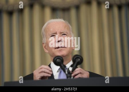 Washington DC, États-Unis.06e novembre 2021.Le président des États-Unis Joe Biden fait des remarques à la suite de l'adoption de H R 3684 par la Chambre des États-Unis, du projet de loi bipartisan sur les infrastructures et de la règle qui permettra l'adoption de H Res 774, le Build Back Better Act dans la salle à manger de l'État de la Maison Blanche à Washington,DC le samedi 6 novembre 2021.Photo de Chris Kleponis/UPI crédit: UPI/Alay Live News Banque D'Images