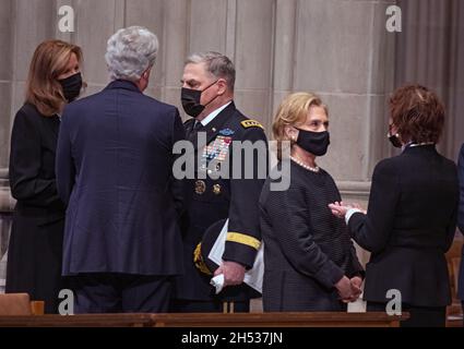 Washington, États-Unis d'Amérique.05ème novembre 2021.Le général de l'armée des États-Unis Mark A. Milley, président des chefs d'état-major interarmées et ancienne secrétaire d'État américaine Hillary Rodham Clinton, s'entretient avec d'autres invités lorsqu'ils arrivent pour les funérailles de l'ancien secrétaire d'État américain Colin L. Powell à la cathédrale nationale de Washington, à Washington.DC le vendredi 5 novembre 2021.Credit: Ron Sachs/CNP/Sipa USA Credit: SIPA USA/Alay Live News Banque D'Images