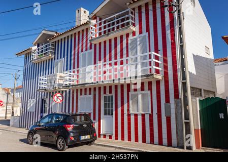 Maisons peintes caractéristiques appelées Palheiros dans la région de Costa Nova de la ville d'Aveiro dans la région Centro du Portugal Banque D'Images