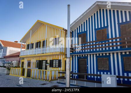 Maisons peintes caractéristiques appelées Palheiros dans la région de Costa Nova de la ville d'Aveiro dans la région Centro du Portugal Banque D'Images