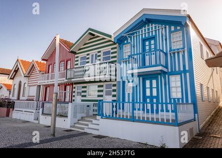 Maisons peintes caractéristiques appelées Palheiros dans la région de Costa Nova de la ville d'Aveiro dans la région Centro du Portugal Banque D'Images