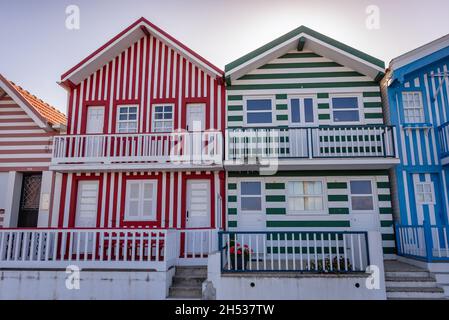 Maisons peintes caractéristiques appelées Palheiros dans la région de Costa Nova de la ville d'Aveiro dans la région Centro du Portugal Banque D'Images