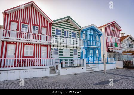 Maisons peintes caractéristiques appelées Palheiros dans la région de Costa Nova de la ville d'Aveiro dans la région Centro du Portugal Banque D'Images