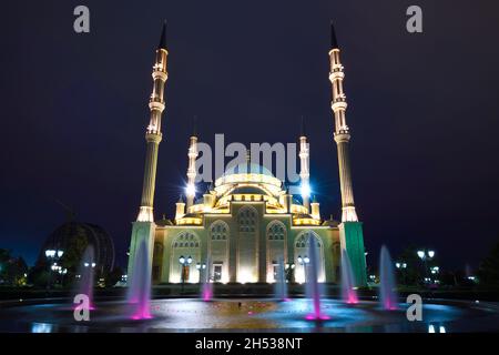 Fontaine de nuit sur fond de coeur de la mosquée tchétchène.Grozny, République tchétchène Banque D'Images