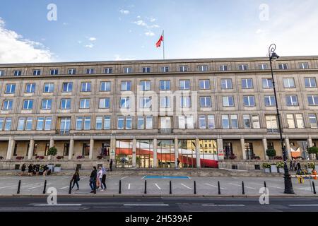 Siège du ministère polonais du développement économique et de la technologie situé sur une place des trois croix à Varsovie, capitale de la Pologne Banque D'Images