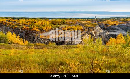 Site de la mine à ciel ouvert de nickel de Vale Canada avec feuillage d'automne à Thompson, au Manitoba, au Canada. Banque D'Images