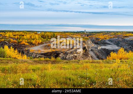 Site de la mine à ciel ouvert de nickel de Vale Canada avec feuillage d'automne à Thompson, au Manitoba, au Canada. Banque D'Images