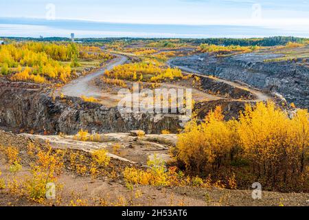 Site de la mine à ciel ouvert de nickel de Vale Canada avec feuillage d'automne à Thompson, au Manitoba, au Canada. Banque D'Images