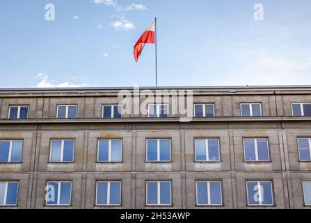 Siège du ministère polonais du développement économique et de la technologie situé sur une place des trois croix à Varsovie, capitale de la Pologne Banque D'Images