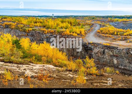 Site de la mine à ciel ouvert de nickel de Vale Canada avec feuillage d'automne à Thompson, au Manitoba, au Canada. Banque D'Images